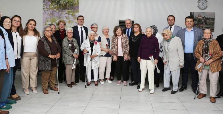 Bursa Nilüfer Belediye Başkanı Şadi Özdemir Huzurevindeki Anneleri Ziyaret Etti