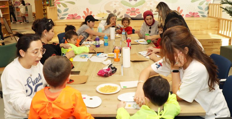 Oyuncak Kütüphanesi’nde Anne ve Çocuk Birlikte Eğleniyor